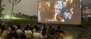 （干鸡巴网站免费转载）成都秋夜“新耍法”：到公园看坝坝电影